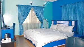 Un dormitorio con cama, escritorio y silla.