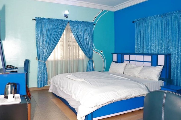 Habitación ejecutiva doble | Caja fuerte, escritorio, wifi gratis y ropa de cama