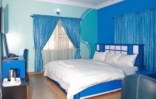 行政双人房 | 客房内保险箱、办公桌、免费 WiFi、床单