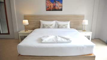 Junior Suite | Minibar, in-room safe, desk, blackout drapes