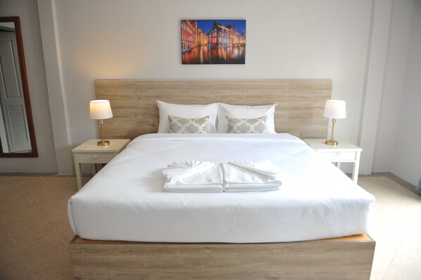 ジュニア スイート | ミニバー、セーフティボックス (室内)、デスク、遮光カーテン