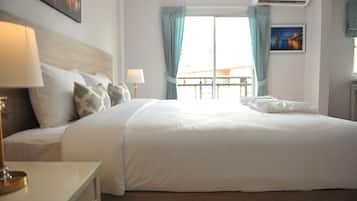 Junior Suite | Minibar, in-room safe, desk, blackout drapes
