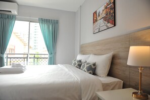 Deluxe Room | Minibar, in-room safe, desk, blackout drapes