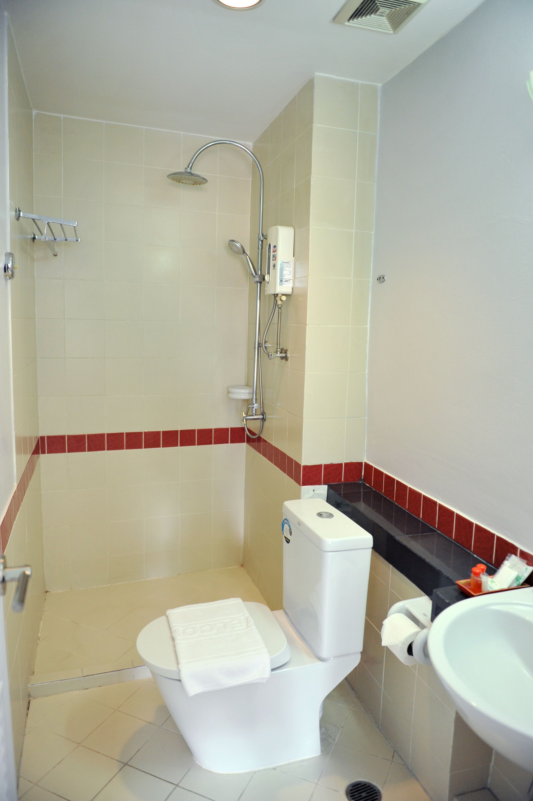 junior suite | bathroom | shower, free toiletries, hair dryer, slippers