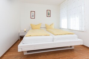 2 Schlafzimmer, Reisekinderbett