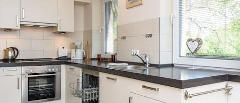 Réfrigérateur, four à micro-ondes, un four, lave-vaisselle