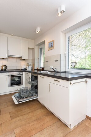 Kühlschrank, Mikrowelle, Ofen, Geschirrspüler