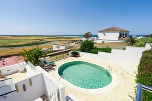 A rooftop swimming pool with a view of the sea and fields. - Modern Holiday Apartment "Arena" With Sea View (Conil de la Frontera)