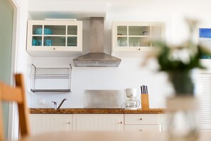 Kjøleskap, mikrobølgeovn, kokeplater og kaffetrakter/tekoker