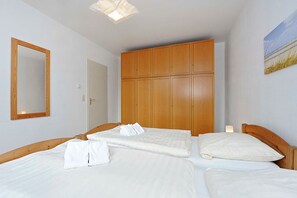 2 Schlafzimmer, Reisekinderbett