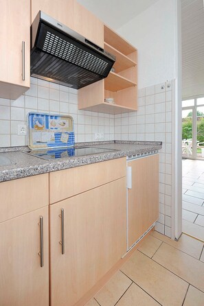 Jääkaappi, mikroaaltouuni, astianpesukone, syöttötuoli