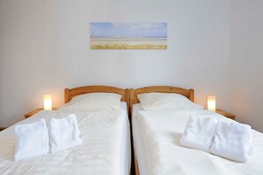 2 Schlafzimmer, Reisekinderbett