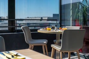 每日供應自助早餐 (每人 EUR14)