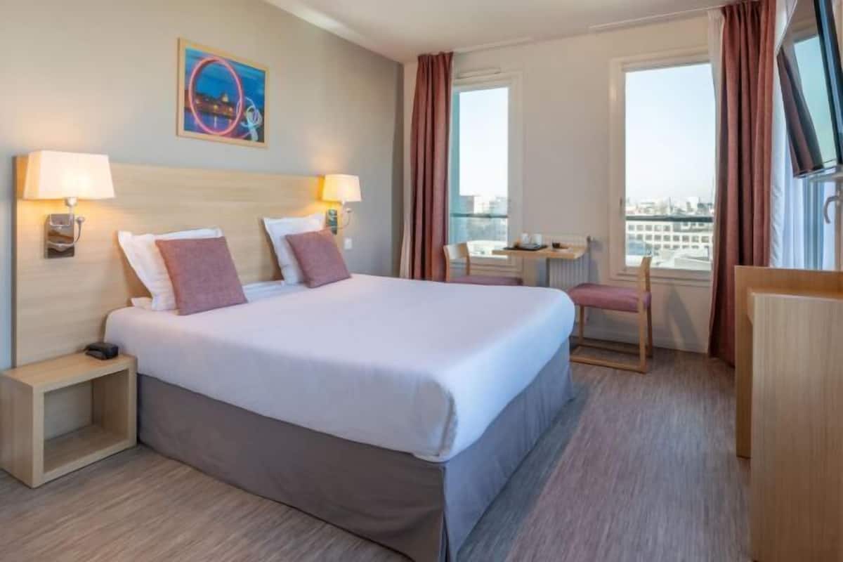 In-room safe, desk, soundproofing, free WiFi