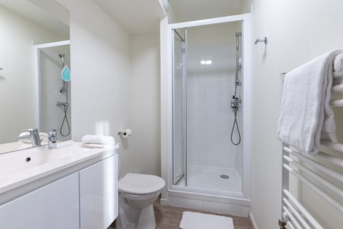 Baño | Ducha, secador de pelo y toallas