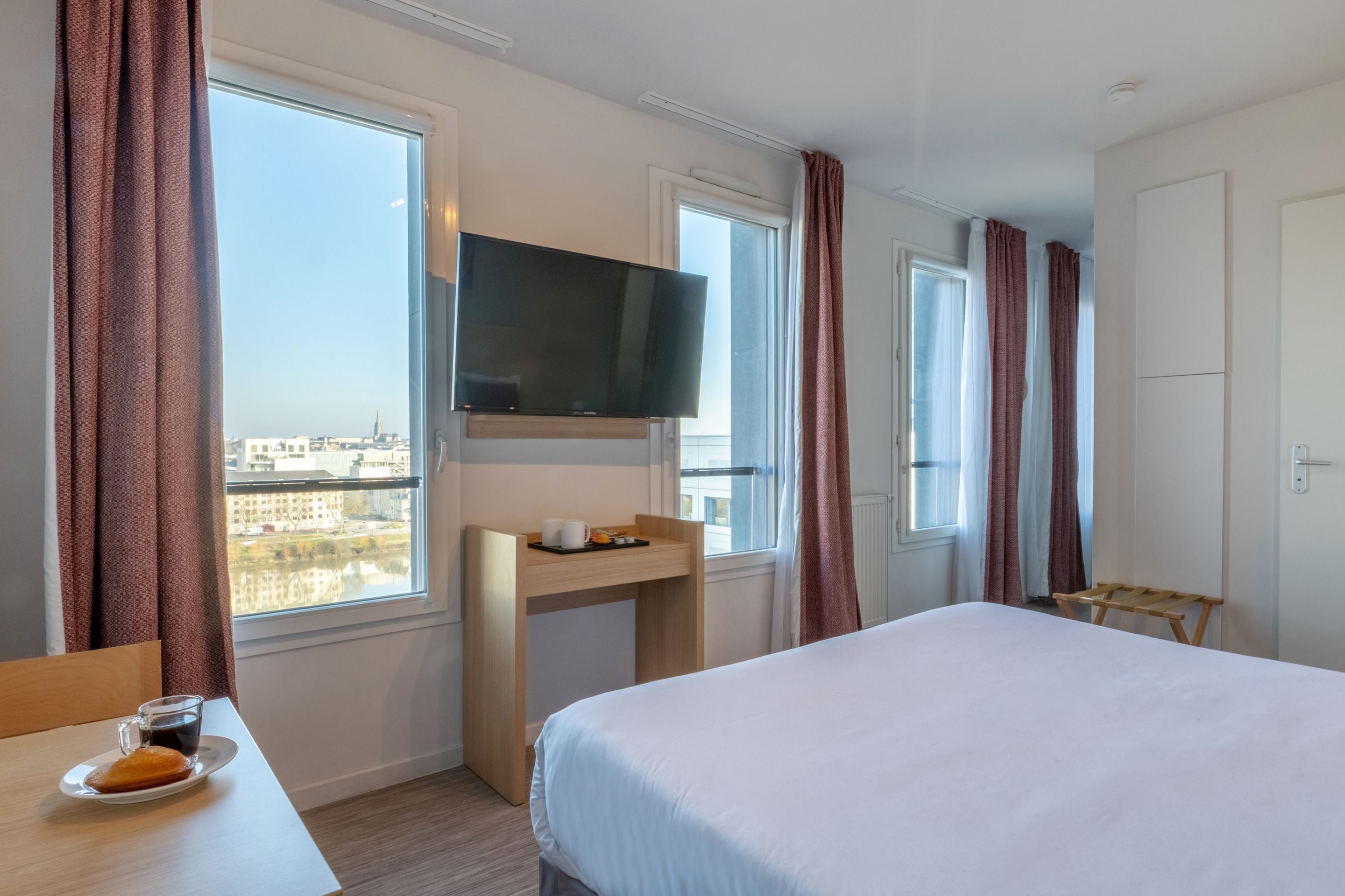 Caja de seguridad en la habitación y escritorio 