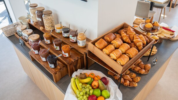 A breakfast buffet with various pastries, fruits, and spreads. - Appart’hôtel Odalys City - Nantes Cité des congrès (Nantes)