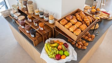 Petit déjeuner buffet (14 EUR par personne)