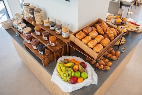 Desayuno buffet diario (EUR 14 por persona). Appart’hôtel Odalys City - Nantes Cité des congrès