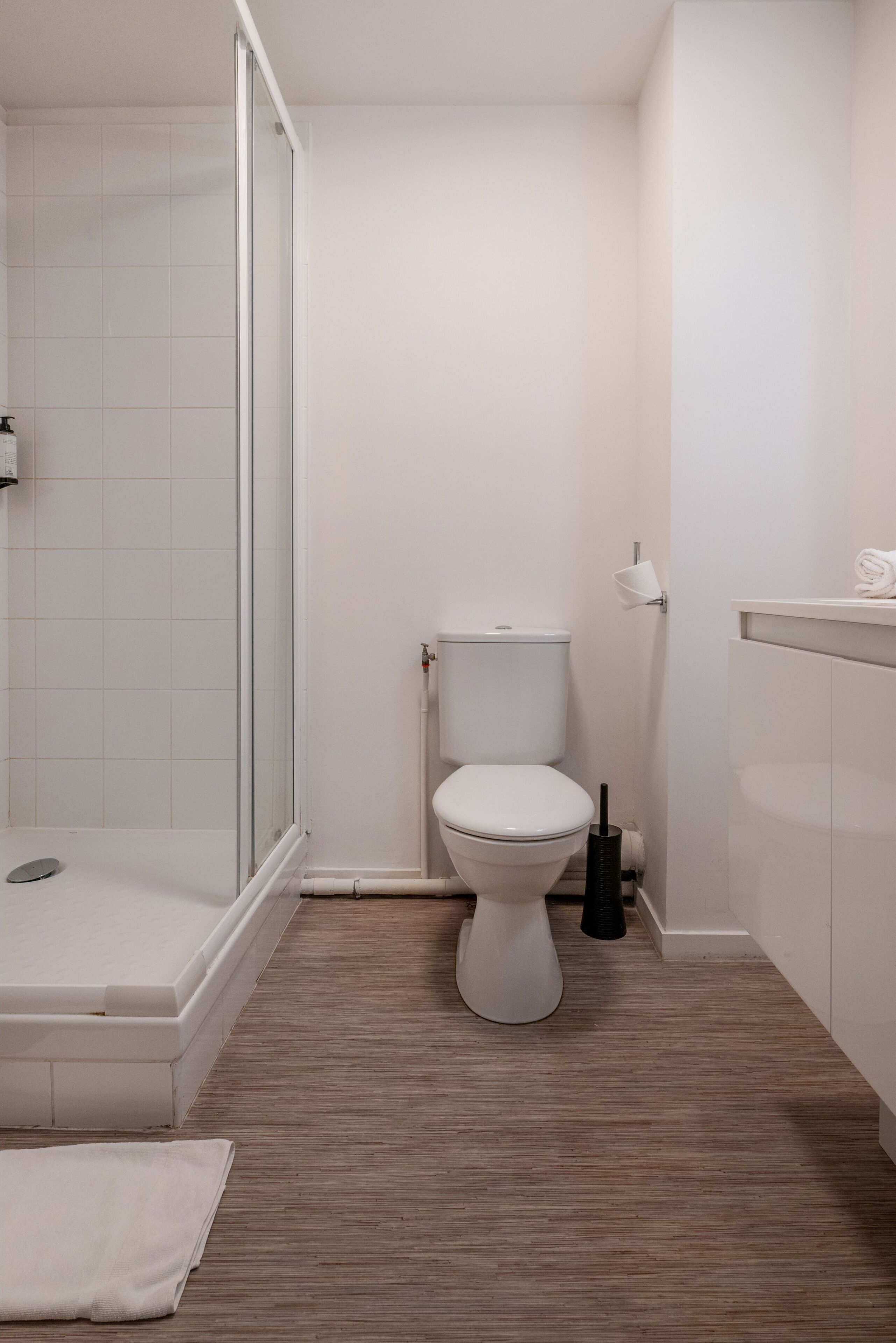 Une salle de bain moderne équipée d’une douche, de toilettes et d’un lavabo.