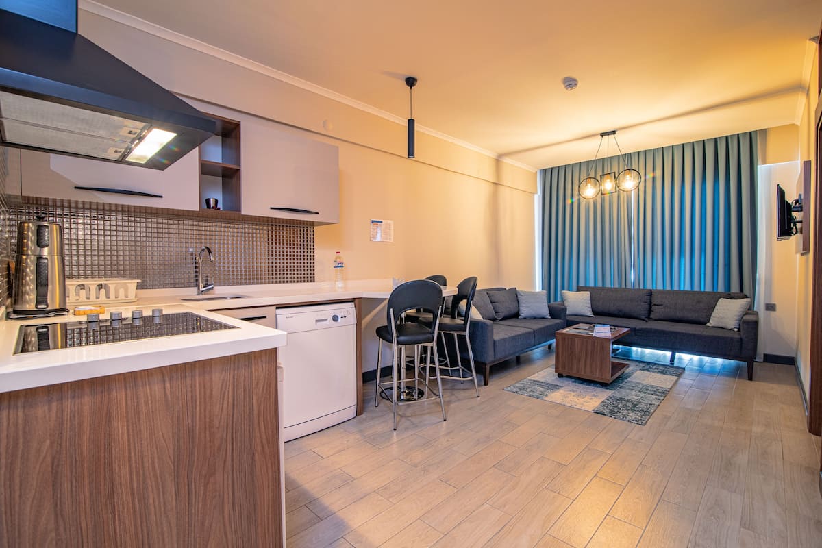 junior suite, 1 bedroom, non smoking | 1 bedroom, premium bedding, minibar, individually decorated