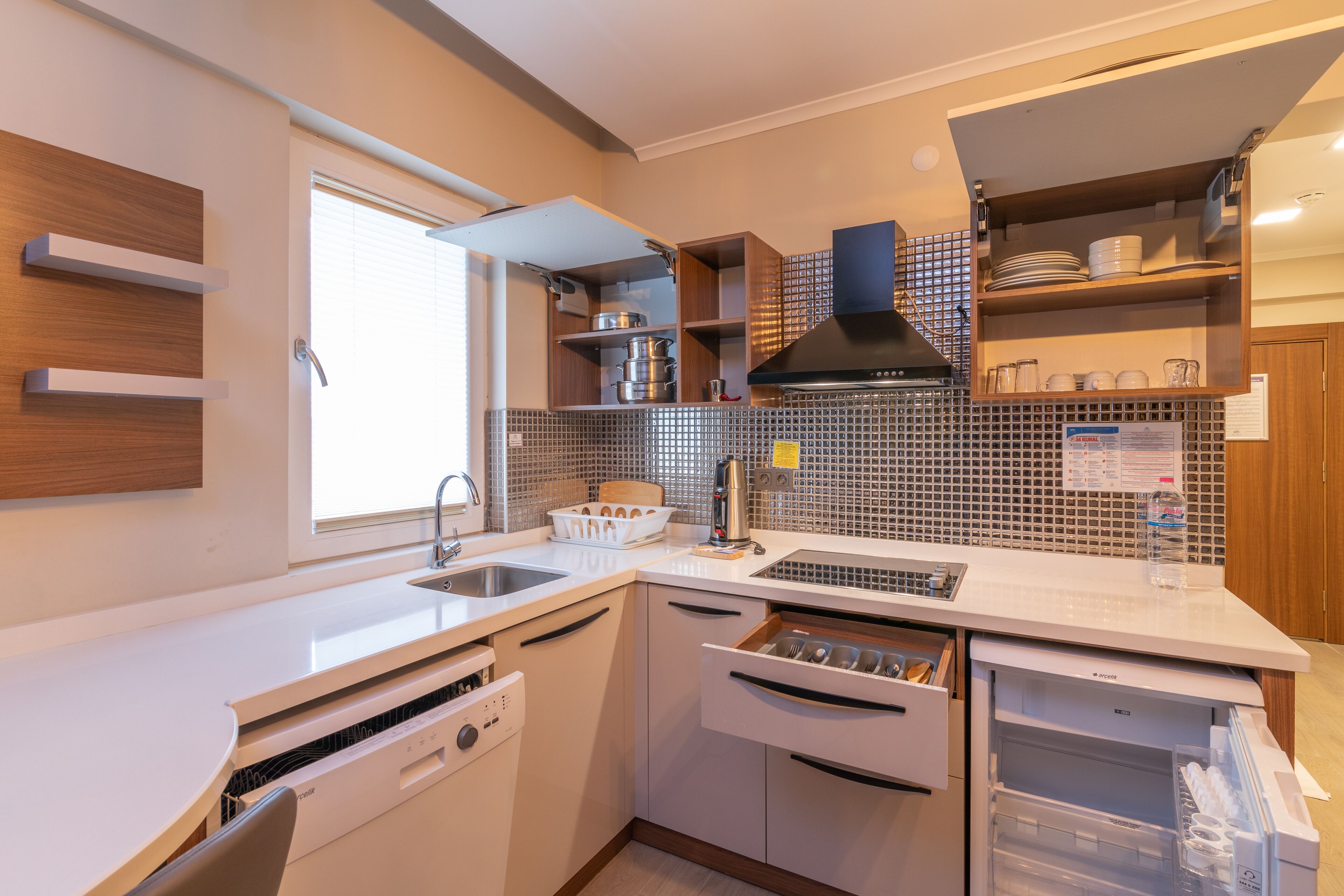 deluxe studio, corner | private kitchenette | fridge, dishwasher, coffee/tea maker, electric kettle