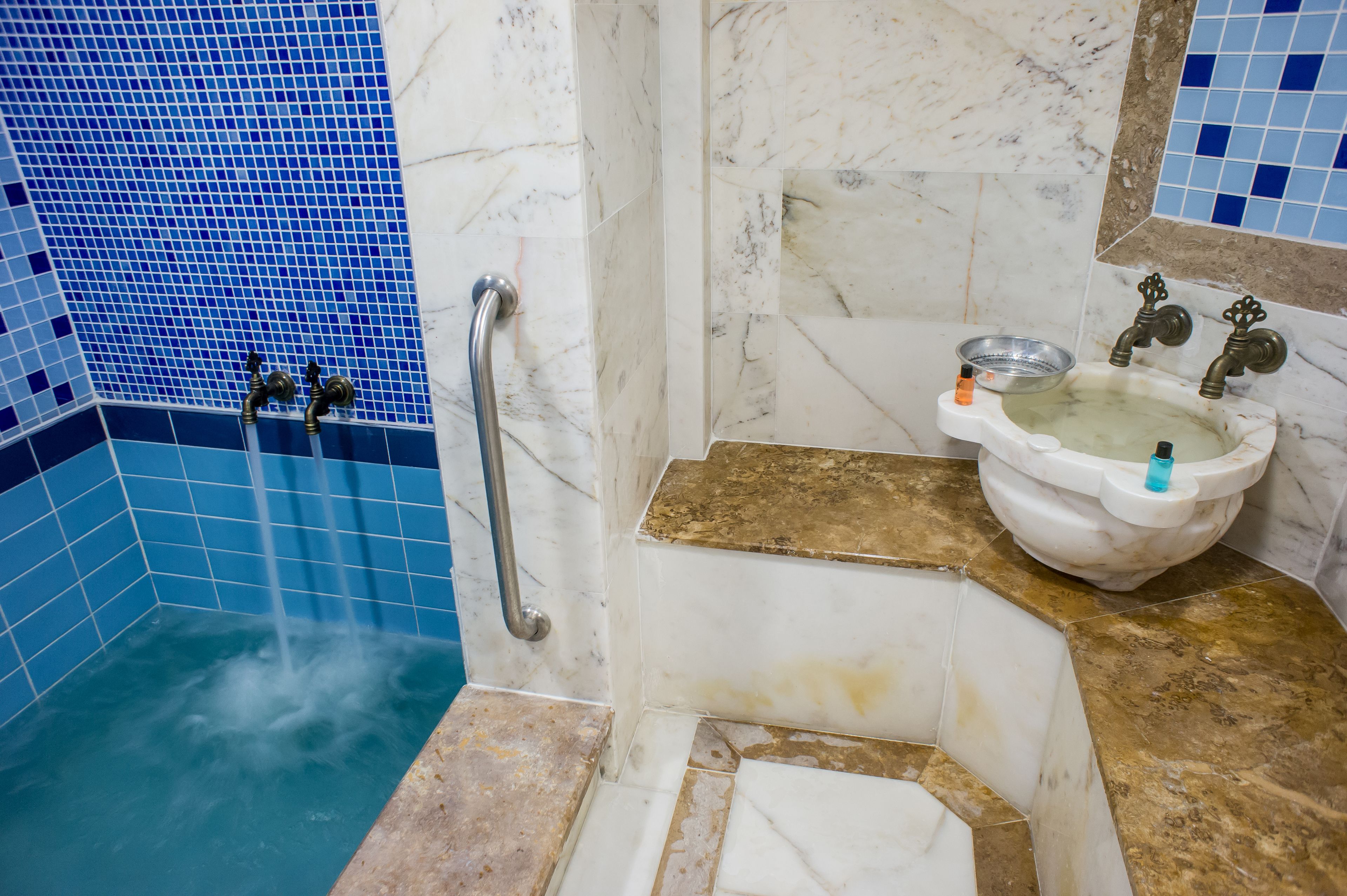 Bathtub, spring water bathtub, free toiletries, hair dryer