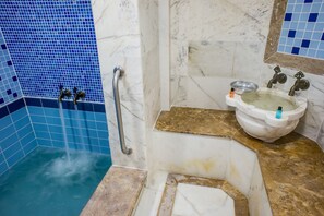 Bathtub, spring water bathtub, free toiletries, hair dryer - Aforia Thermal Residences (Afyonkarahisar)