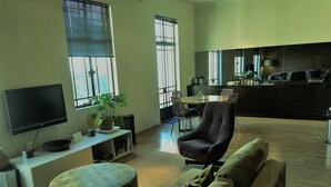 Deluxe Apartment, 1 Queen Bed | Living area | Flat-screen TV, Netflix - Light Spacious Central Located Apartment (Cape Town)