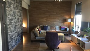 Deluxe Apartment, 1 Queen Bed | Living room | Flat-screen TV, Netflix - Light Spacious Central Located Apartment (Cape Town)