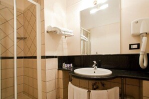 Shower, free toiletries, hair dryer, bidet - Hermitage Capua Hotel (Vitulazio)