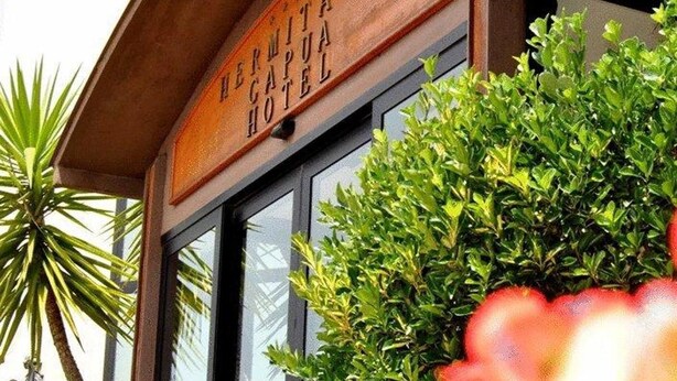 A hotel sign with the name "HERMITAGE CAPE HOTEL". - Hermitage Capua Hotel (Vitulazio)