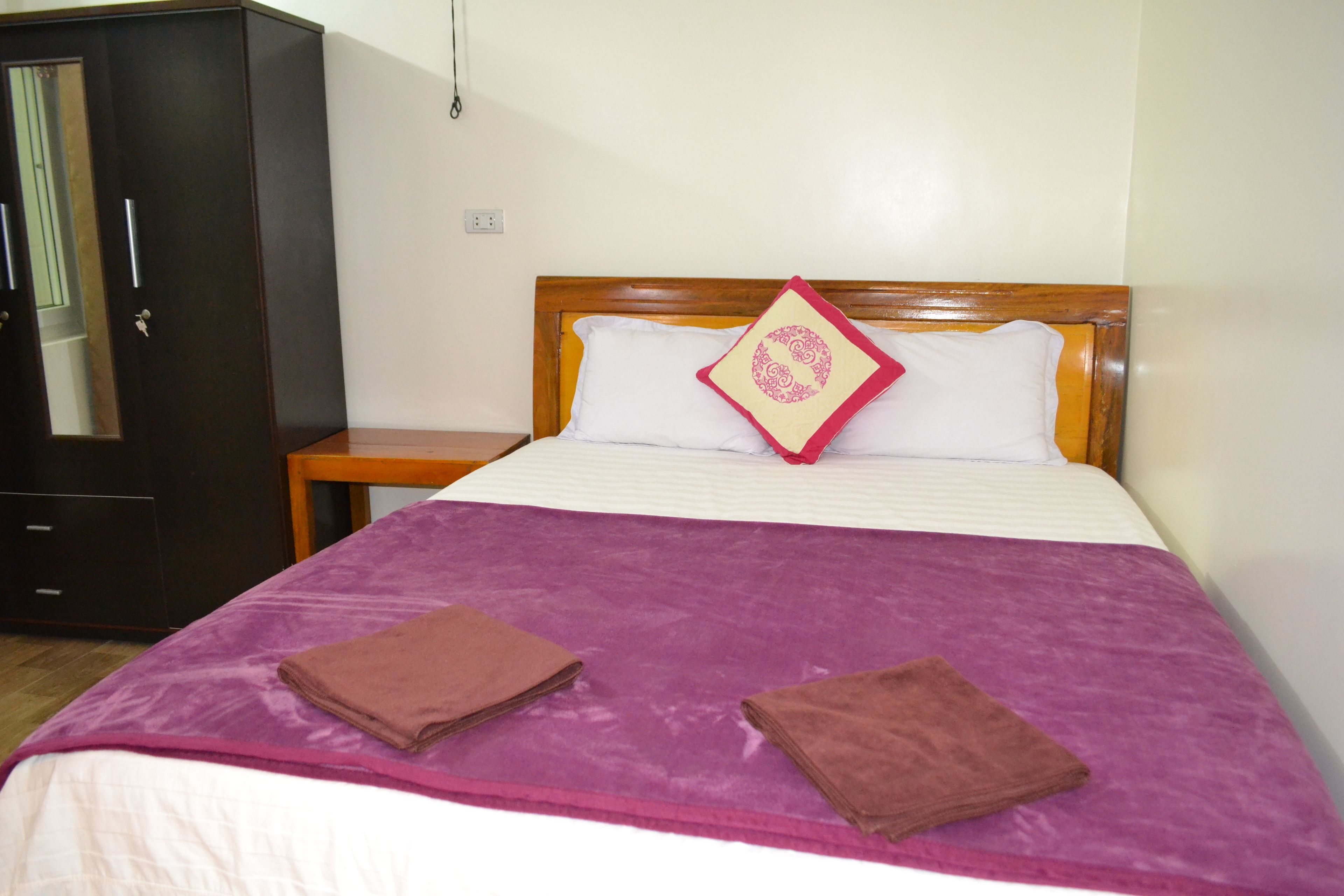 double room | free wifi, bed sheets