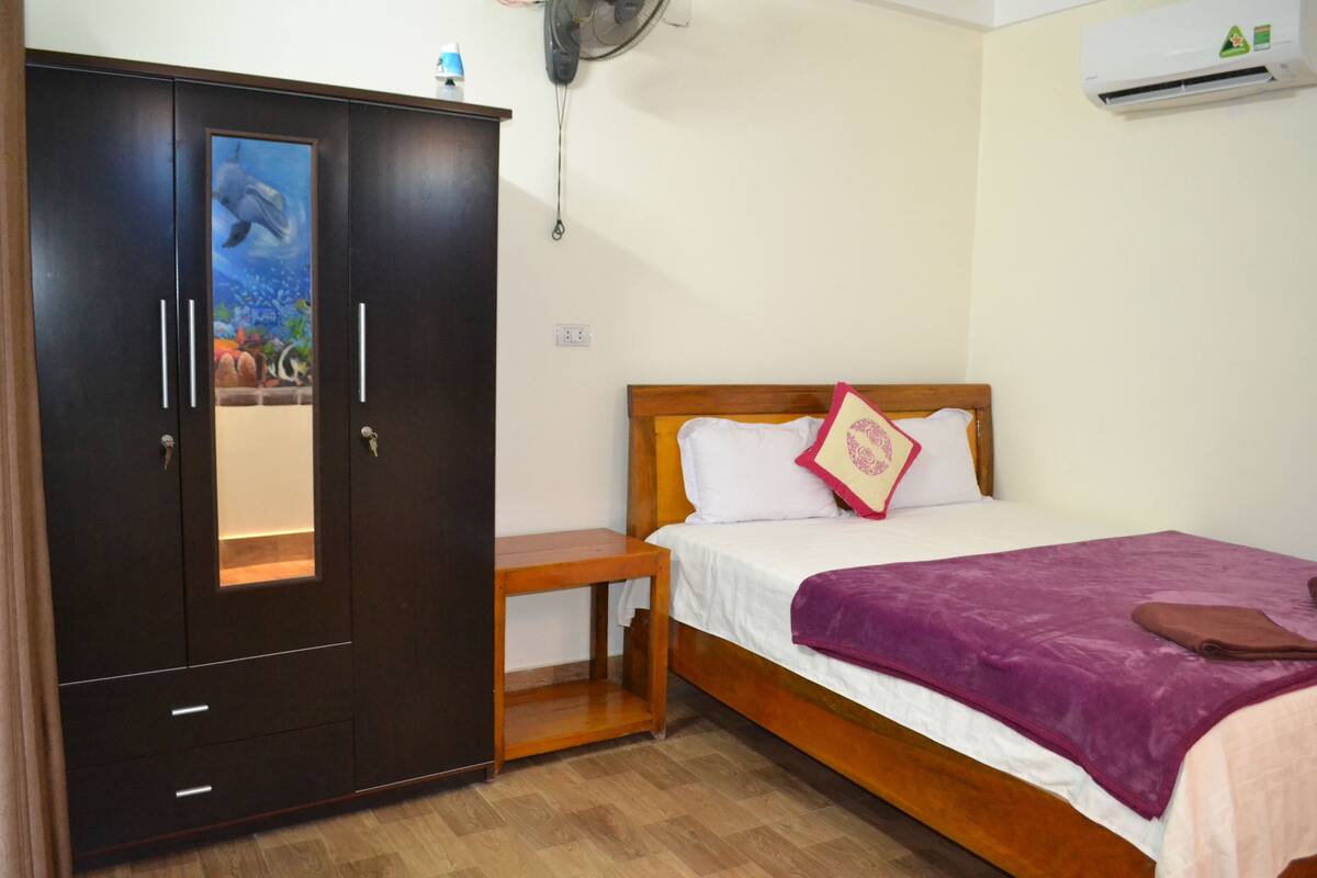 single room | free wifi, bed sheets