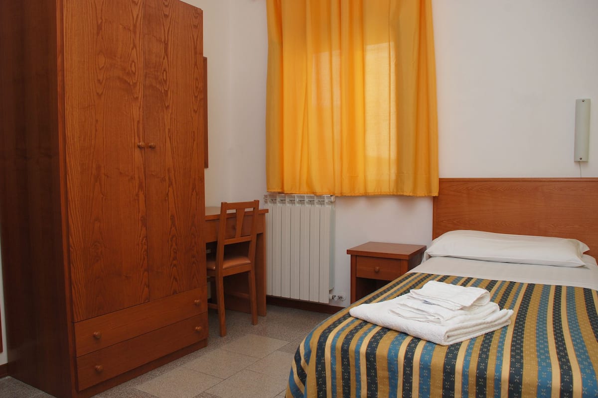 Single Room | Meja, Wi-fi percuma 