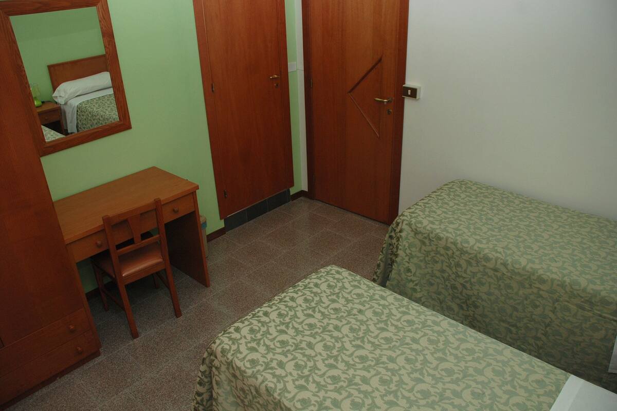 Twin Room | Meja, Wi-fi percuma 