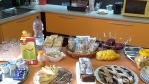 Una encimera de cocina con diversos alimentos y una máquina de café.