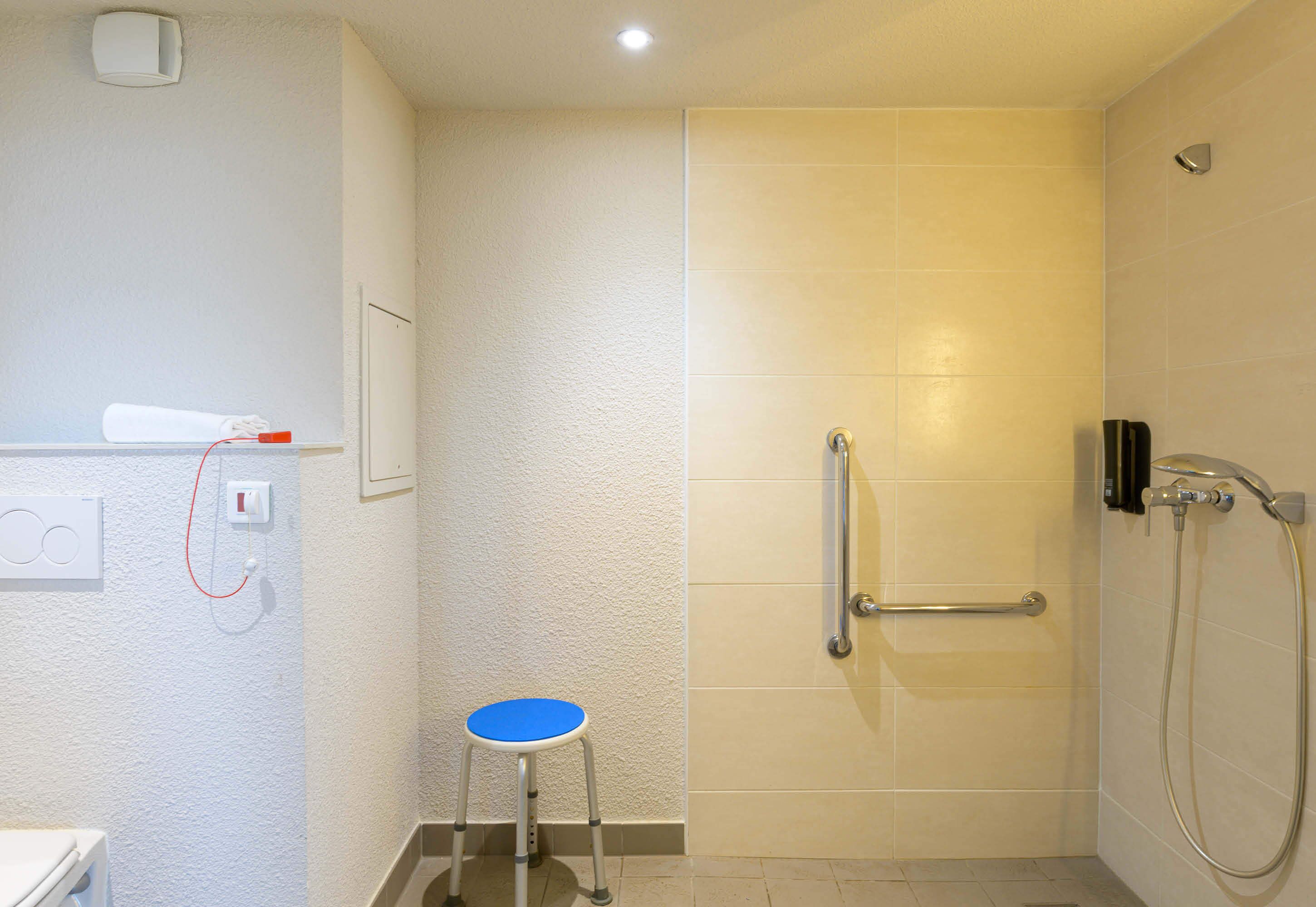 double room, mobility accessible, non smoking | bathroom | shower, towels
