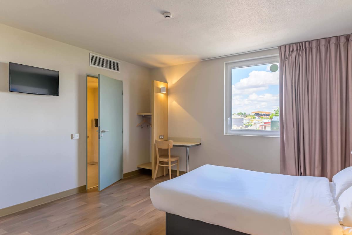 Double Room, Mobility Accessible, Non Smoking | Desk, soundproofing, free WiFi, bed sheets