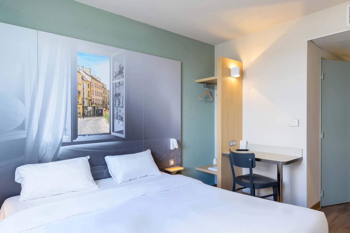 Desk, soundproofing, free WiFi, bed sheets