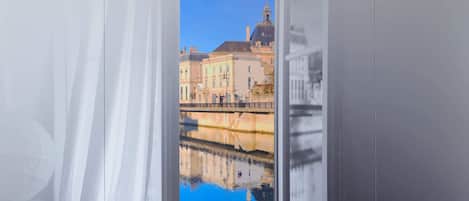 Skrivebord, lydisolert, wi-fi (inkludert) og sengetøy