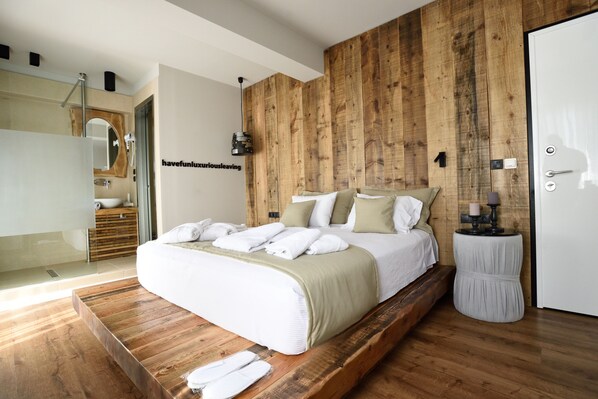 Superior Double Room, City View | Minibar, in-room safe, soundproofing, iron/ironing board - Magnifique Luxury Suites (Thessaloniki)