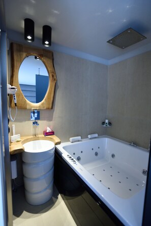 Suite, Hot Tub | Bathroom | Shower, hydromassage showerhead, free toiletries, hair dryer - Magnifique Luxury Suites (Thessaloniki)