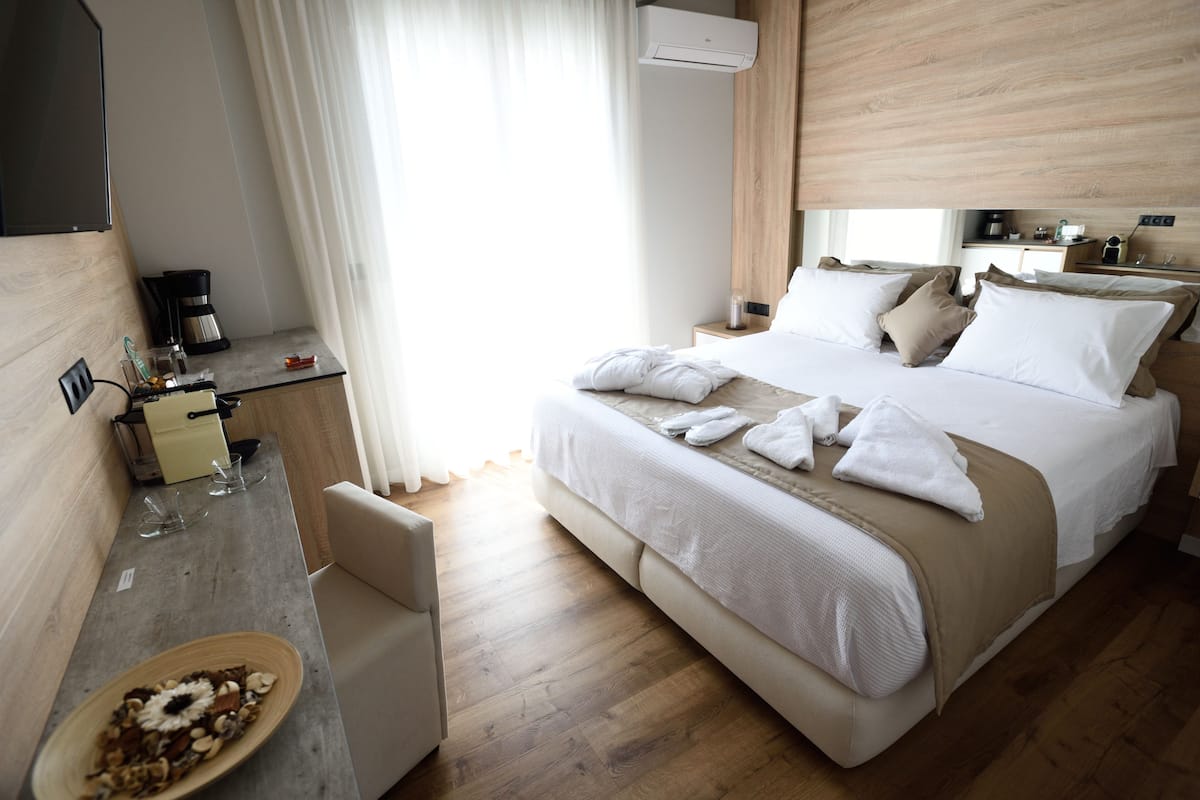 Kahden hengen standard-huone (yksi tai kaksi sänkyä), osittainen merinäköala | Minibaari, tallelokero huoneessa, äänieristys, silitysrauta/-lauta