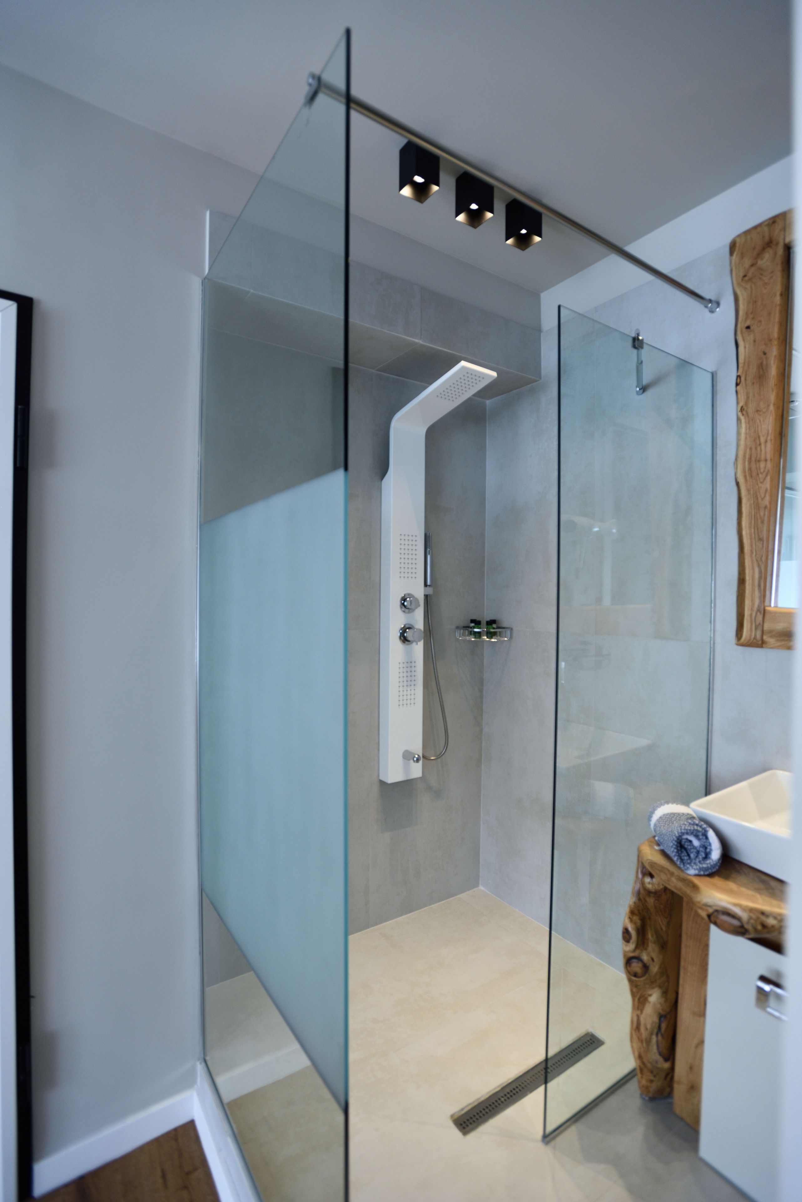 Superior Double or Twin Room, Partial Sea View | Bathroom | Shower, hydromassage showerhead, free toiletries, hair dryer