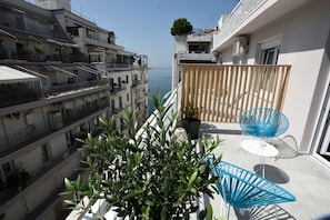 Superior-Doppel- oder -Zweibettzimmer, eingeschränkter Meerblick | Balkon
