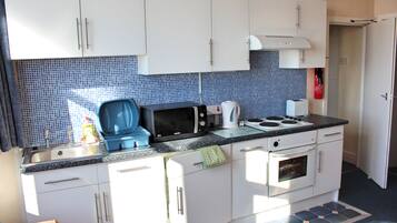 Apartemen, 2 kamar tidur (Apartment 3, First Floor ) | Dapur pribadi | Lemari es, microwave, oven, dan mesin pembuat kopi/teh