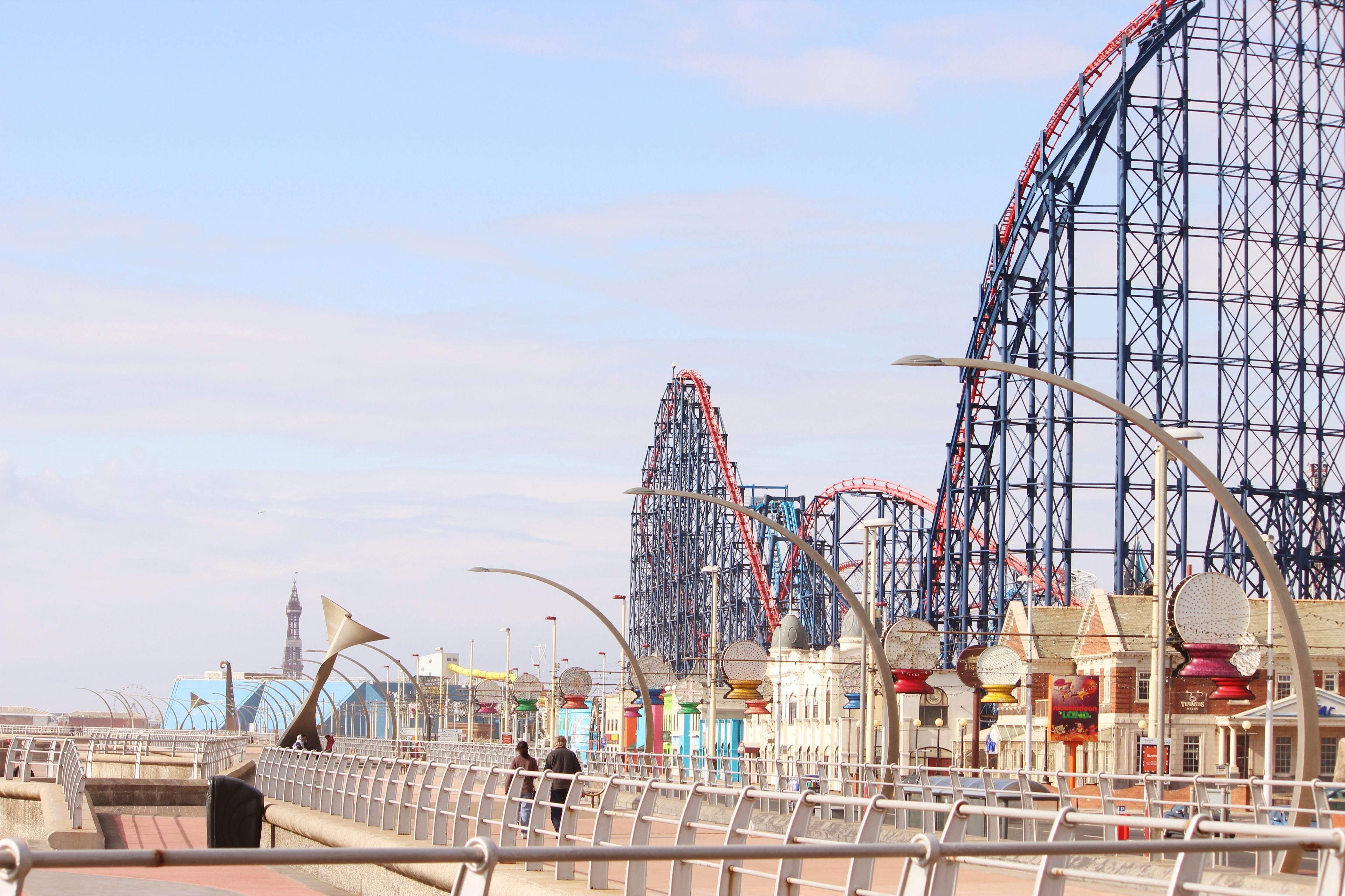 Ein Freizeitpark am Meer mit Achterbahnen und einem Riesenrad.