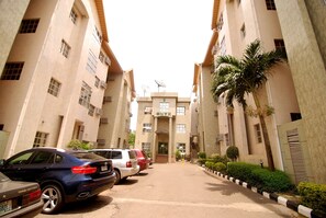 مواقف سيارات مجانية