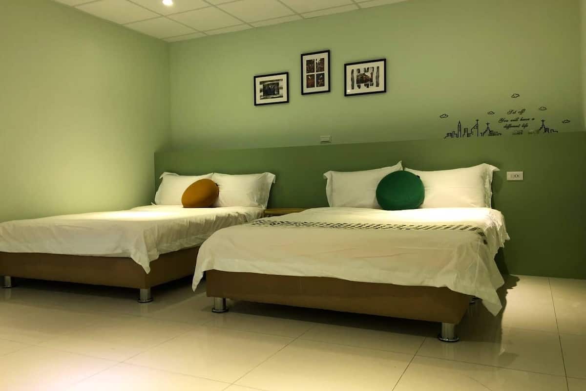 Kamar Quadruple | Seprai premium, tirai kedap cahaya, kedap suara, dan Wi-Fi gratis
